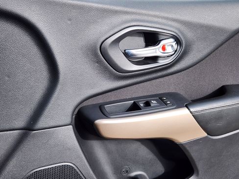 Used 2017 Jeep Cherokee Latitude w/ Safety/Convenience Group image 14