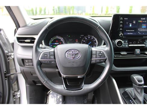 Used 2021 Toyota Highlander XLE AWD/4WD image 18