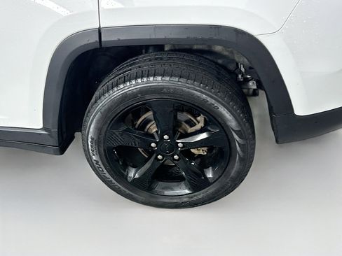 Used 2023 Jeep Grand Cherokee Limited w/ Black Appearance Package AWD/4WD image 11