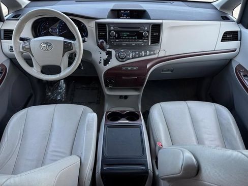 Used 2013 Toyota Sienna XLE FWD image 4