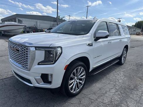 Used 2024 GMC Yukon XL Denali w/ Advanced Technology Package AWD/4WD image 3