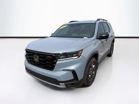 Used 2025 Honda Pilot TrailSport image 4