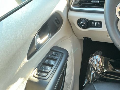 Used 2024 Chrysler Pacifica Touring-L FWD image 19
