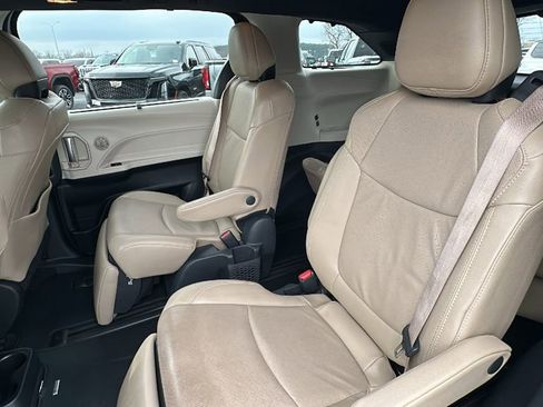 Used 2024 Toyota Sienna Limited image 13