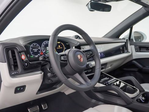 New 2026 Porsche Cayenne S image 4
