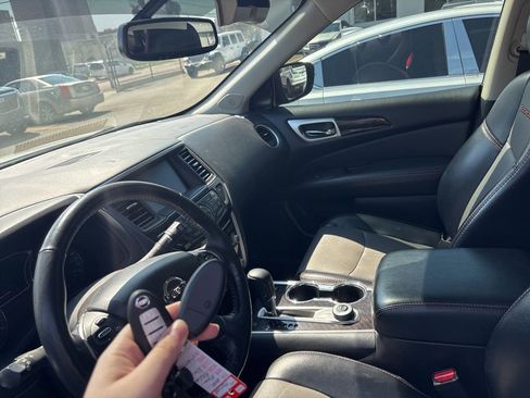 Used 2020 Nissan Pathfinder SL image 8