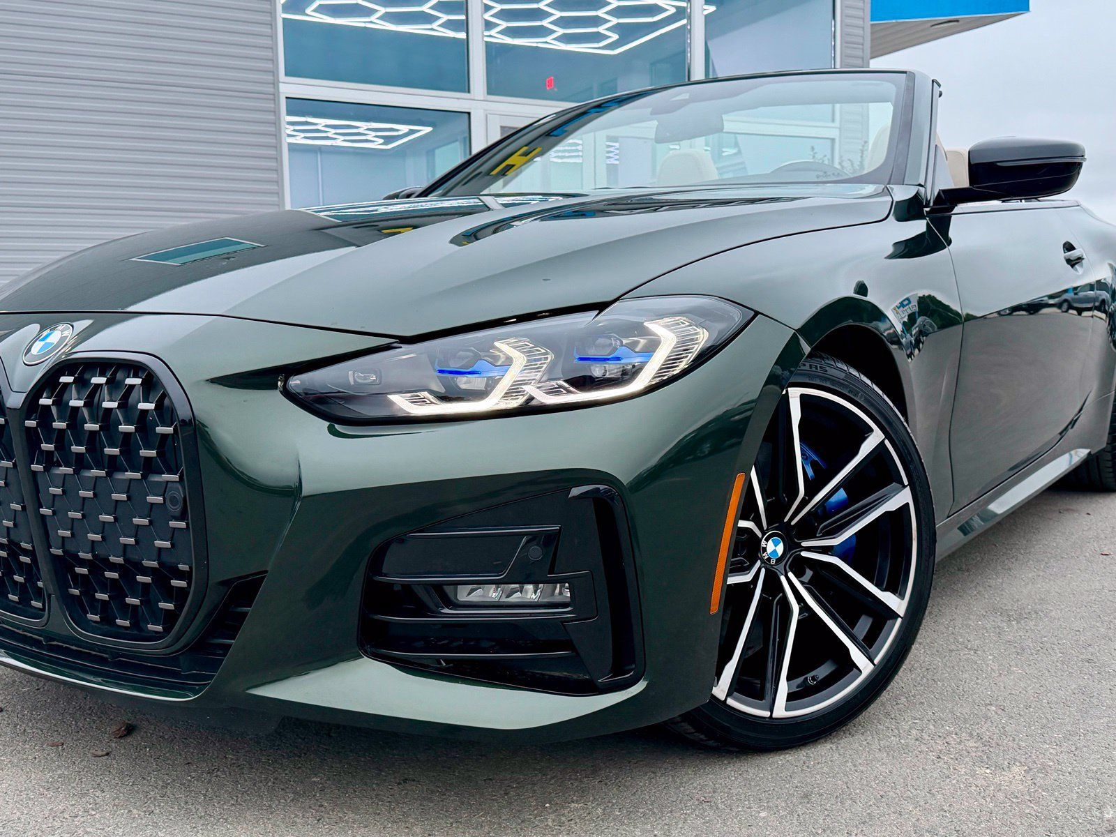 Used 2022 BMW 430i Convertible w/ M Sport Package RWD image 2