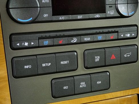 Used 2013 Lincoln Navigator L Base image 20