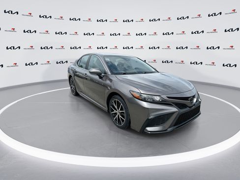 Used 2022 Toyota Camry SE FWD image 2