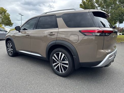 Used 2023 Nissan Pathfinder Platinum image 2
