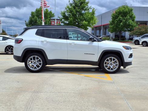 Used 2025 Jeep Compass Limited AWD/4WD image 4