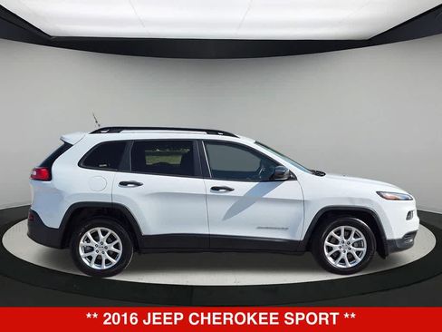 Used 2016 Jeep Cherokee Sport FWD image 7