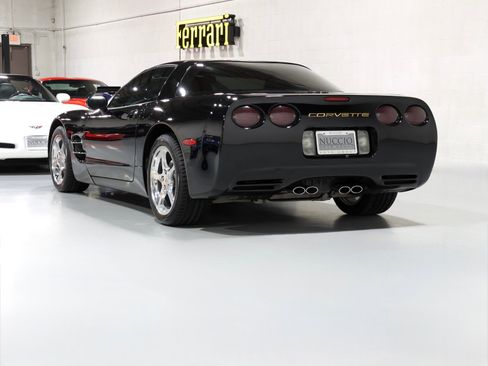 Used 2004 Chevrolet Corvette Coupe w/ Roof Package RWD image 31