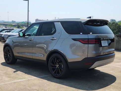 Used 2025 Land Rover Discovery S image 12