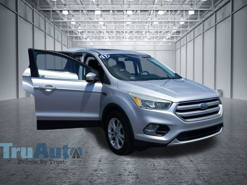 Used 2017 Ford Escape SE FWD image 9