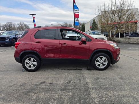 Used 2022 Chevrolet Trax LT w/ LT Convenience Package image 4