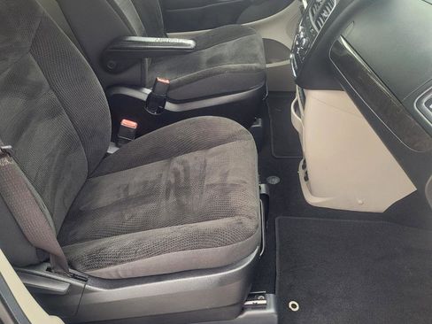 Used 2019 Dodge Grand Caravan SE w/ UConnect Hands-Free Group image 20