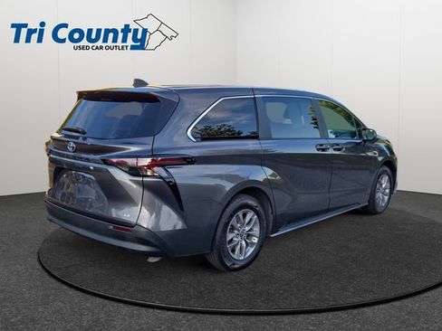 Certified 2025 Toyota Sienna LE FWD image 7