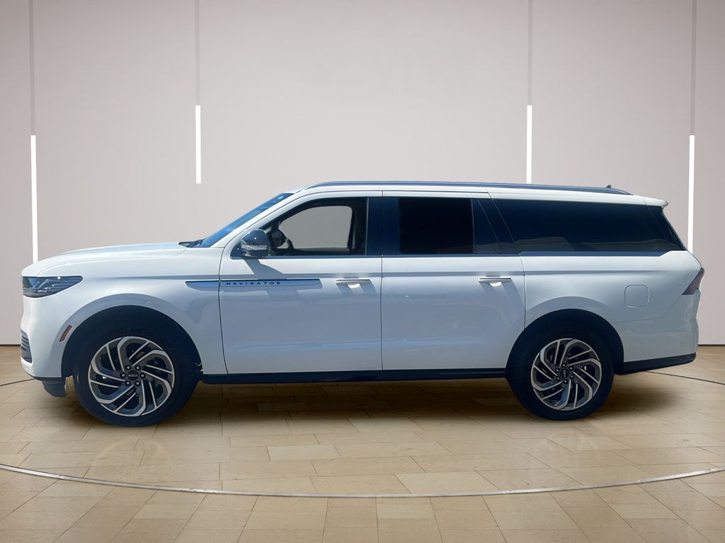 Used 2026 Lincoln Navigator L Reserve AWD/4WD image 2