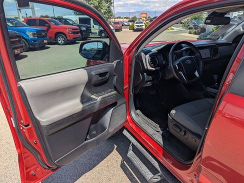 Used 2020 Toyota Tacoma SR5 AWD/4WD image 7