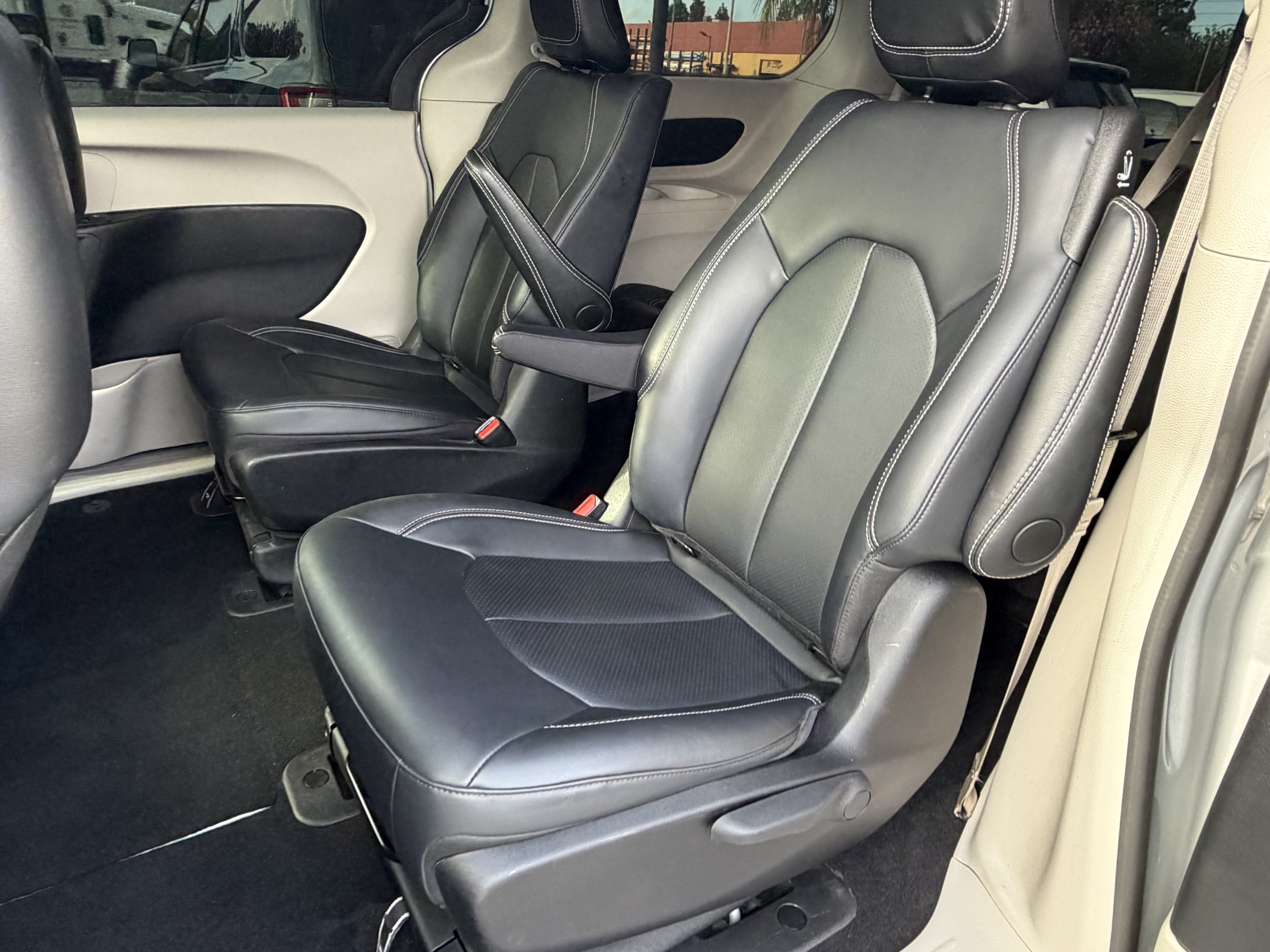 Certified 2024 Chrysler Pacifica Limited FWD image 34