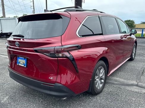 Used 2025 Toyota Sienna LE w/ LE Plus Package AWD/4WD image 3