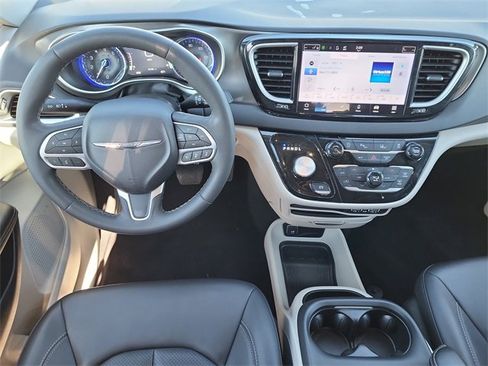 Certified 2024 Chrysler Pacifica Touring-L image 22