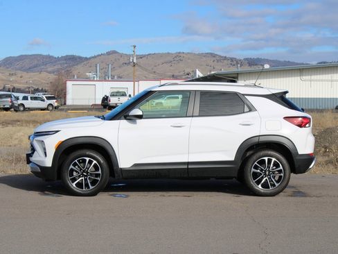 Used 2025 Chevrolet TrailBlazer LT image 3