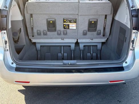 Used 2020 Toyota Sienna LE w/ LE Preferred Package FWD image 4