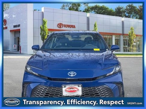 Used 2025 Toyota Camry SE image 2