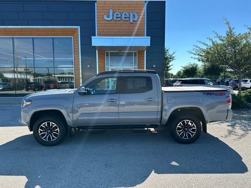Used 2020 Toyota Tacoma TRD Sport w/ TRD Premium Sport Package AWD/4WD image 10