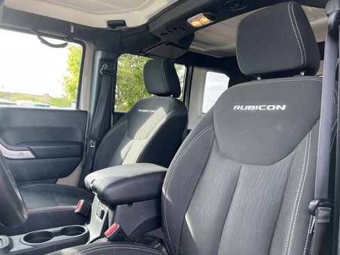 Used 2017 Jeep Wrangler Unlimited Rubicon w/ Connectivity Group AWD/4WD image 24