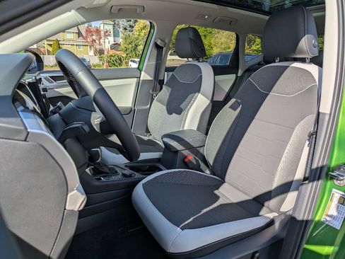 Used 2025 Volkswagen Taos SE w/ Panoramic Sunroof Package image 25