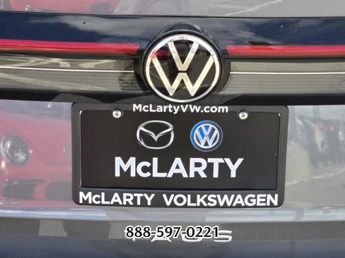 Certified 2025 Volkswagen Taos SE image 15