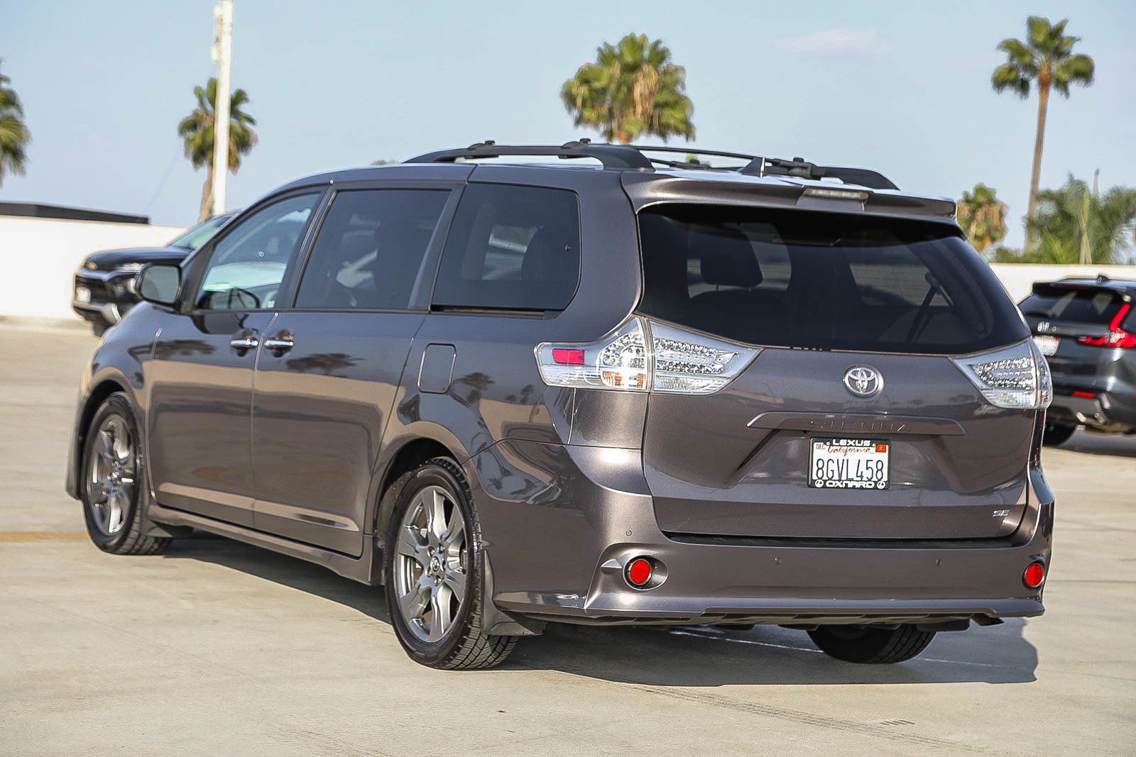 Used 2019 Toyota Sienna SE Premium w/ Carpet Mat Package FWD image 5