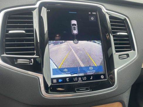 Used 2023 Volvo XC90 B6 Plus image 17