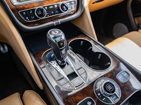 Used 2017 Bentley Bentayga image 33