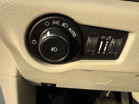 Used 2020 Chrysler Pacifica Limited FWD image 22
