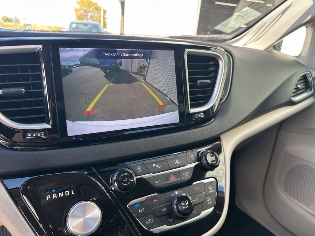 Used 2023 Chrysler Pacifica Touring-L FWD image 18