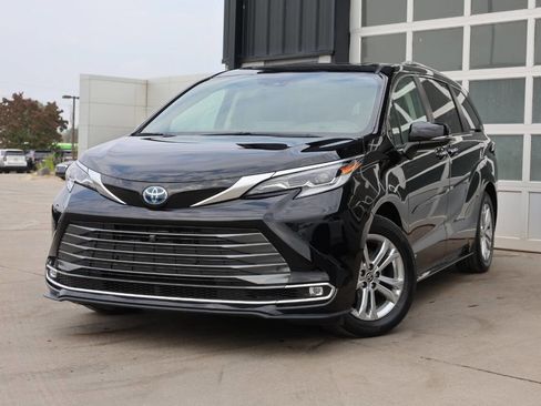 Used 2021 Toyota Sienna Platinum image 3