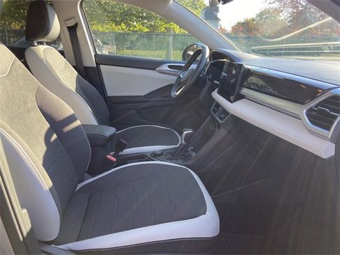 Used 2025 Volkswagen Taos SE image 27