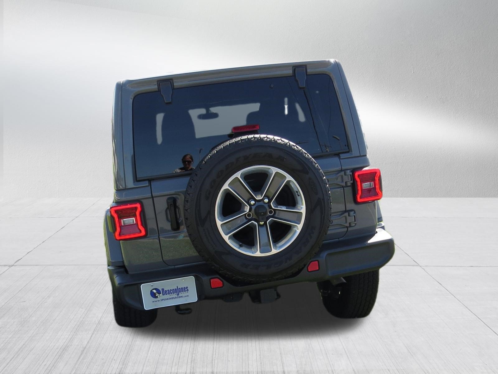 Used 2023 Jeep Wrangler Unlimited Sahara w/ Dual Top Group AWD/4WD image 4