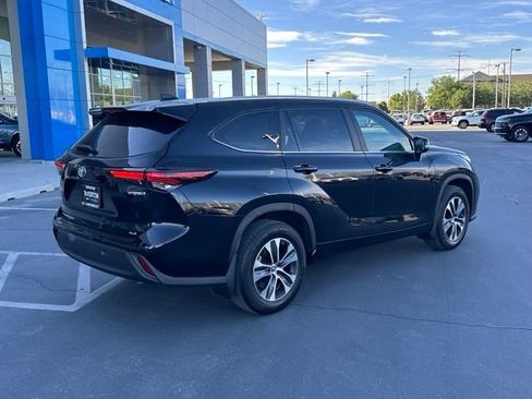 Used 2024 Toyota Highlander XLE AWD/4WD image 7