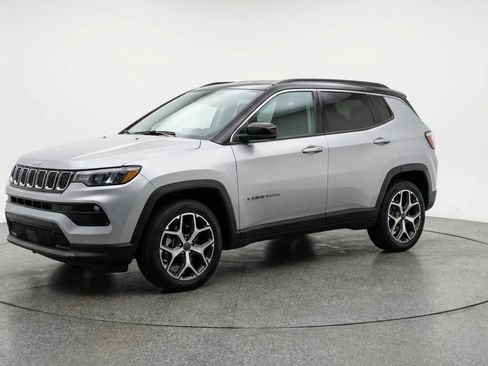 Used 2025 Jeep Compass Limited image 3