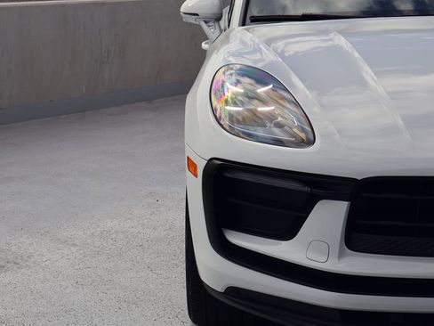 Certified 2025 Porsche Macan image 12