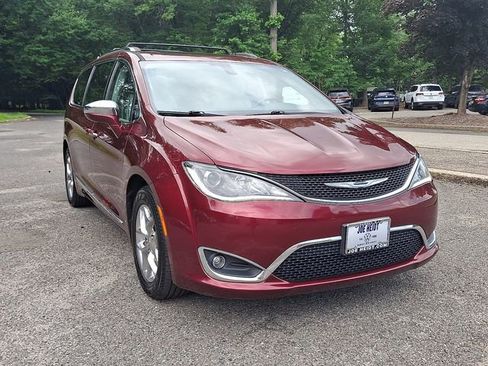 Used 2017 Chrysler Pacifica Limited image 2