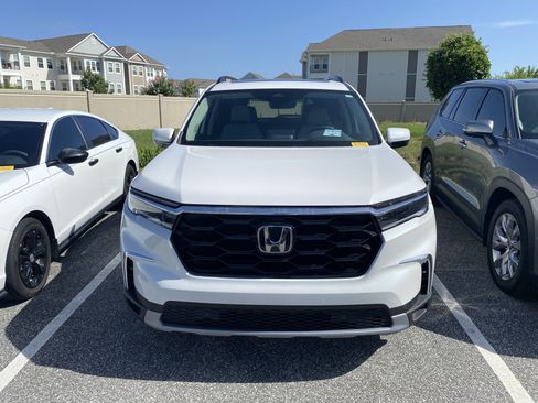 Used 2025 Honda Pilot Touring image 14