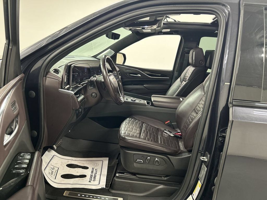 Used 2023 Cadillac Escalade Sport Platinum w/ LPO, ONYX Package AWD/4WD image 9