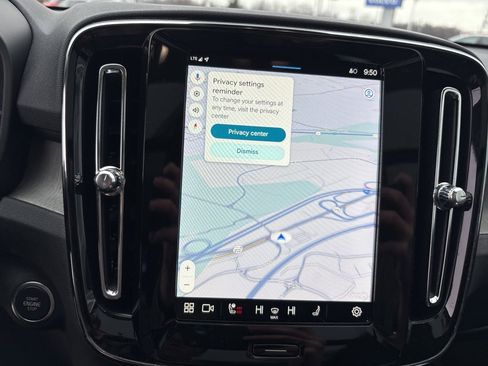 Certified 2025 Volvo XC40 B5 Core image 21