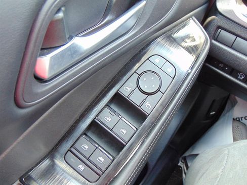 Used 2024 Nissan Rogue SV image 39